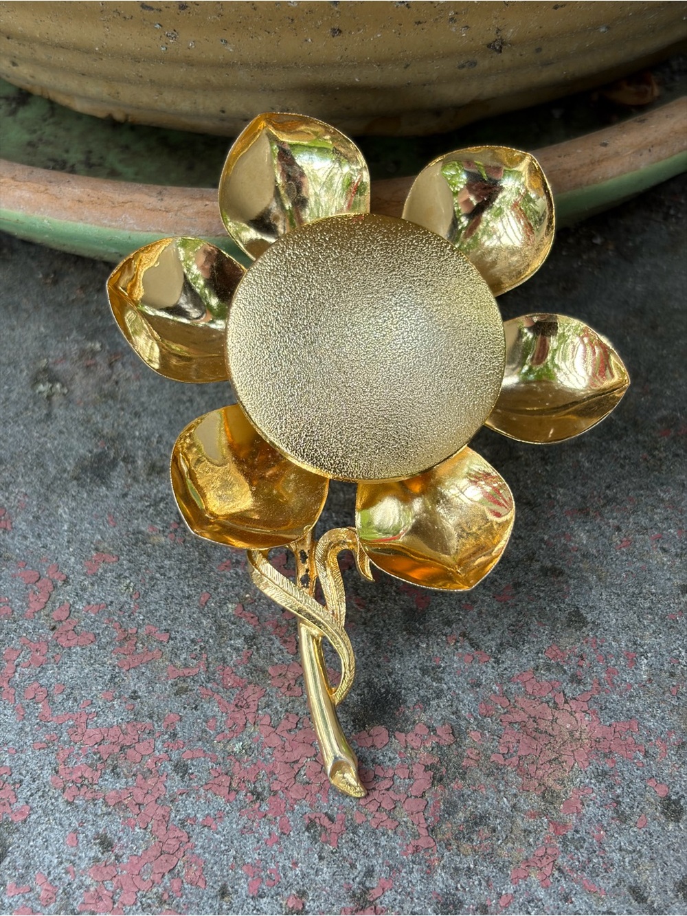 large vintage shiny gold-tone daisy flower lapel brooch pin.